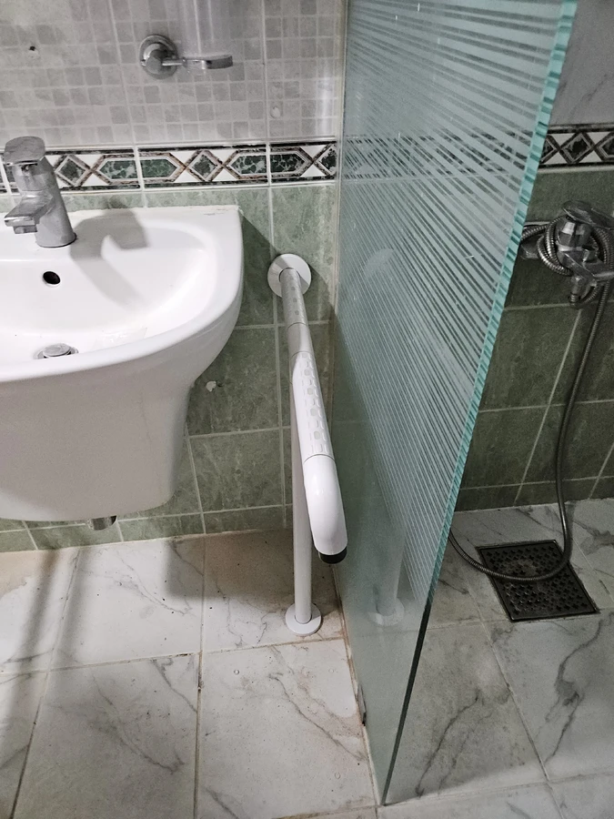 욕실 손잡이 설치 완료